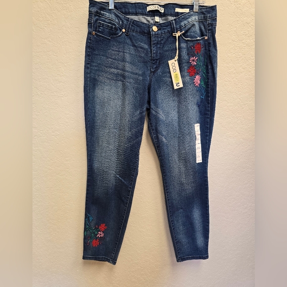 Code Bleu NWT SOHO Skinny Embroidered Florals Blue Jeans Size 14 - Picture 1 of 6